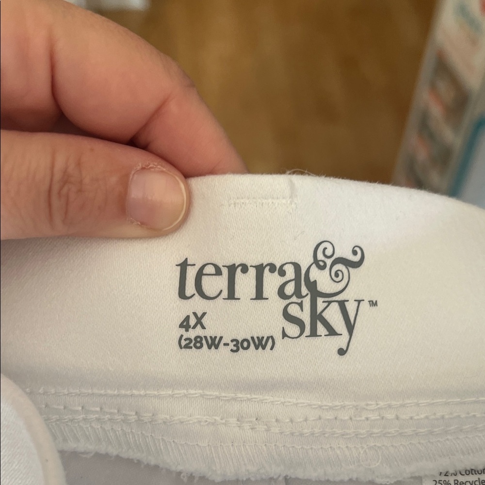 Terra & Sky White Capris - Picture 7 of 8